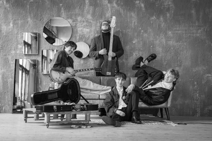 Grupa atkala ar mūzikas instrumentiem