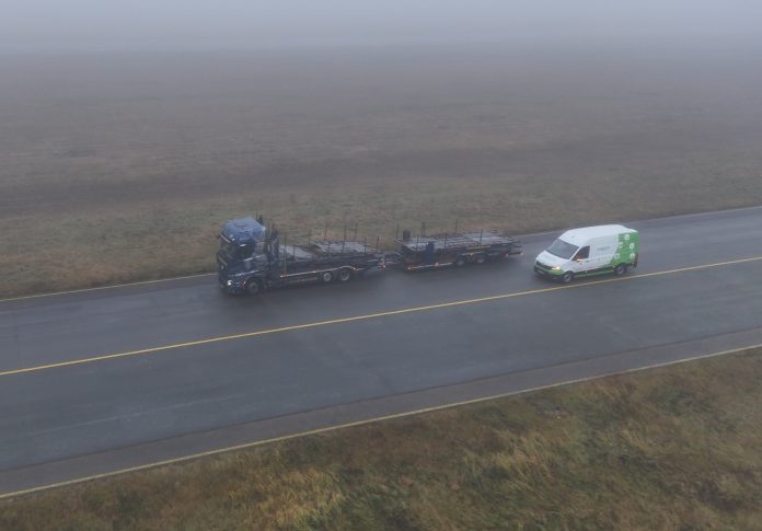 Bus apdzen smago transportlīdzekli
