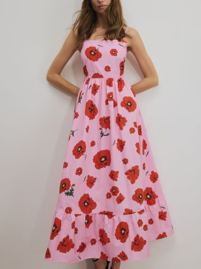 Roza kleita ar lielām puķēm