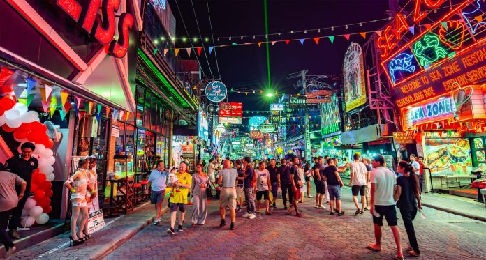 Cilvēki Taizemē uz ielas