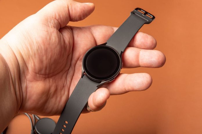 Plaukstā Galaxy watch