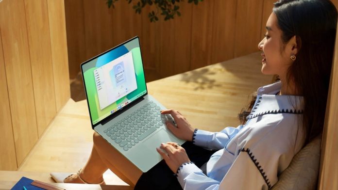 sieviete strādā Matebook datorā