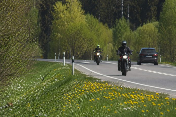 Motobraucēji brauc pavasarī