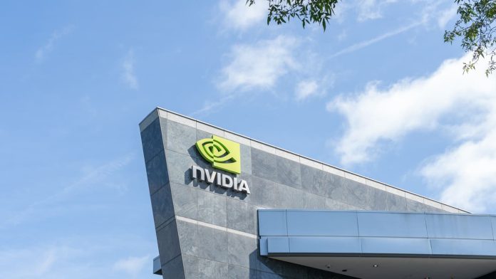 Nvidia logo uz ēkas