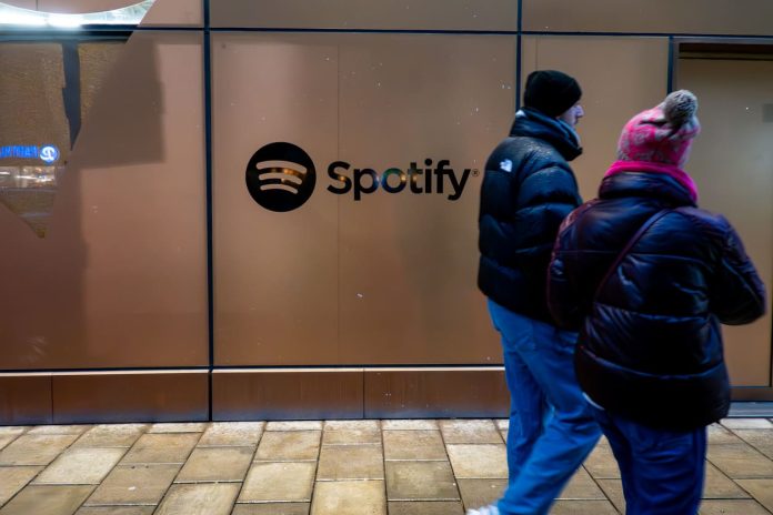 Spotify logo uz ēkas