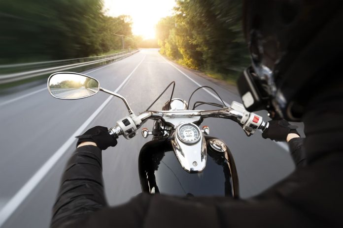 Cilvēks brauc ar motociklu