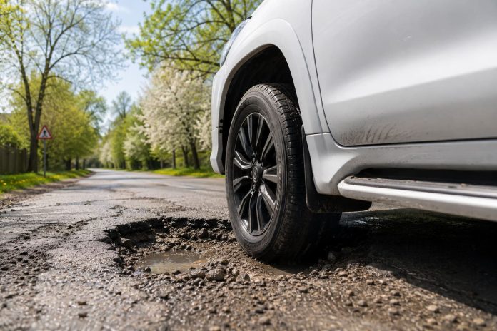 SUV iebraucis bedrē