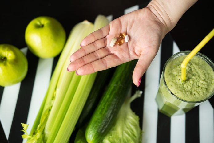 Plaukstā dažādi vitamīni