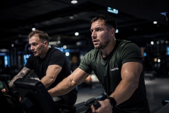 Divi vīrieši GYM uz velotrenažieriem