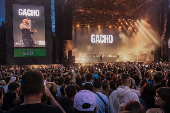 Gacho uz Lielās Mēžaparka skatuves