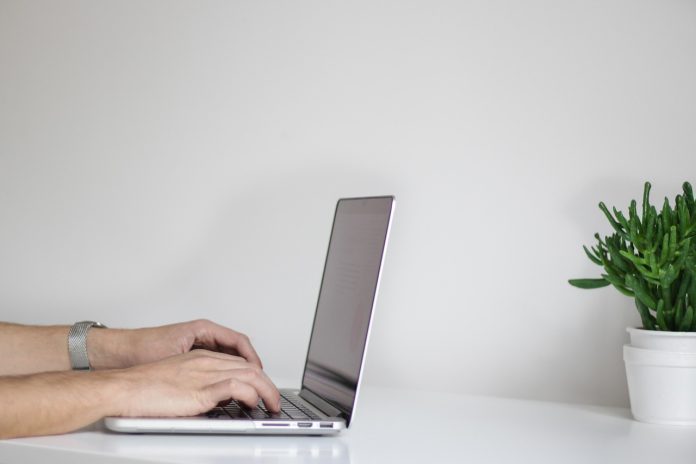 Cilvēks strādā Laptopā